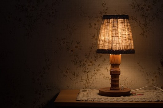night-table-lamp-843461_640